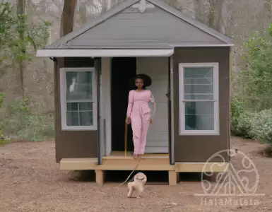 This 26-year-old woman lives for free in her "luxurious tiny house," which she built for $35,000 in her garden: take a look inside.