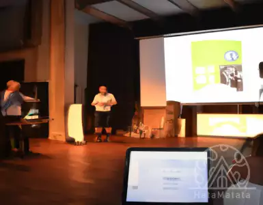 Promoting Cai's app for property auctions. Fast communication is the main advantage.