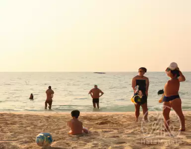 Russian companies in Phuket that accept only Russian-speaking customers are causing public opinion in Thailand to be defeated.