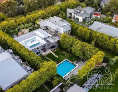 Billionaires and real estate celebrities: new homes on the market this week