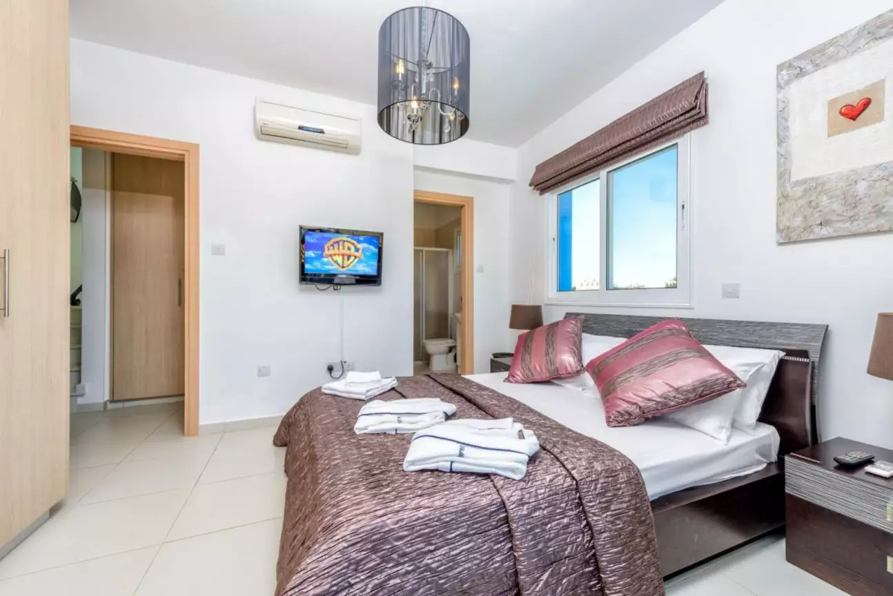 Sky, sea, sun! Stunning 4-bedroom villa in the suburbs of Cyprus