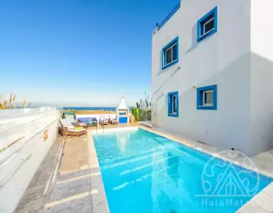 Sky, sea, sun! Stunning 4-bedroom villa in the suburbs of Cyprus