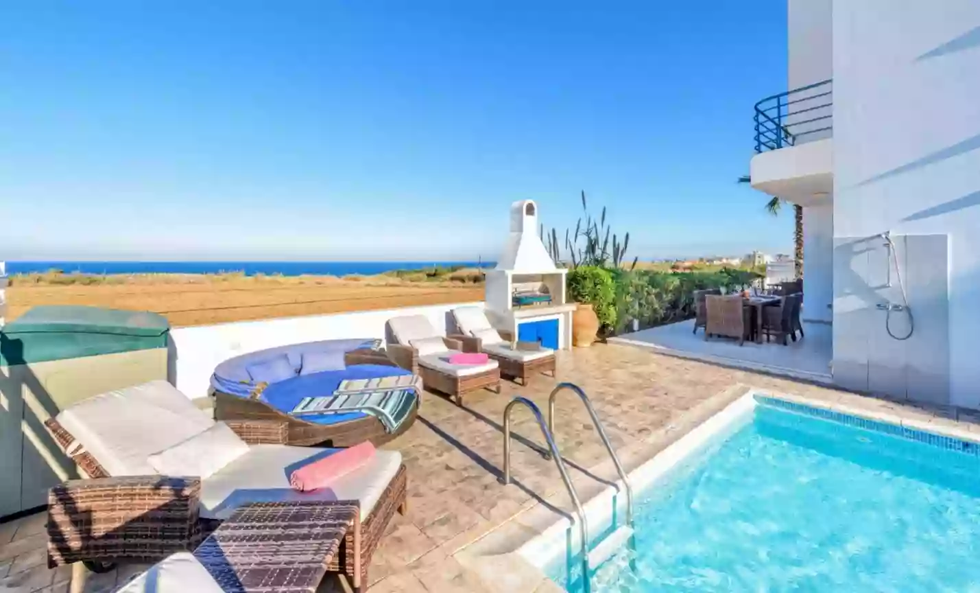 Sky, sea, sun! Stunning 4-bedroom villa in the suburbs of Cyprus