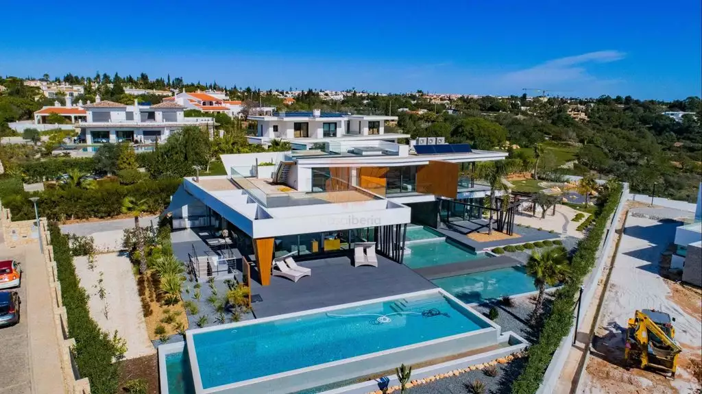 The Algarve is a paradise in the south of Portugal. Overview of an incredible villa by the sea