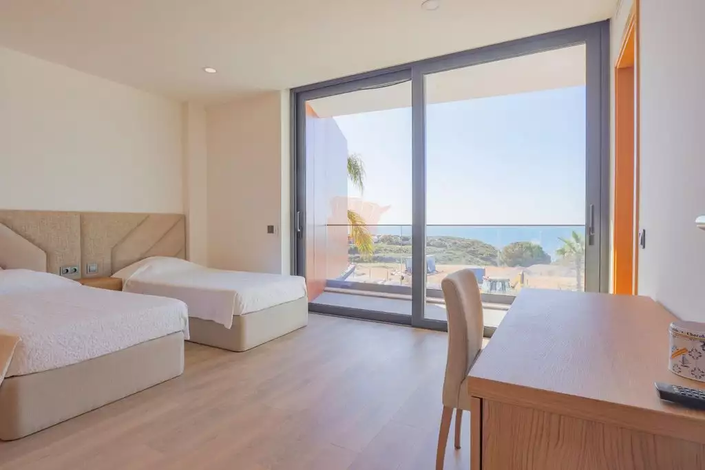 The Algarve is a paradise in the south of Portugal. Overview of an incredible villa by the sea