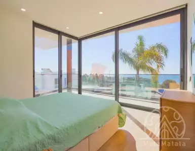 The Algarve is a paradise in the south of Portugal. Overview of an incredible villa by the sea