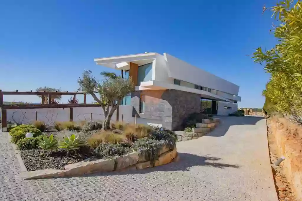 The Algarve is a paradise in the south of Portugal. Overview of an incredible villa by the sea