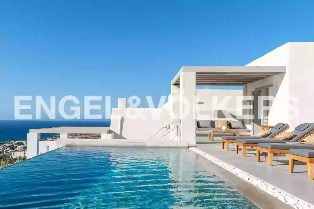 Secluded villa overlooking the golden beach of Paros in Greece