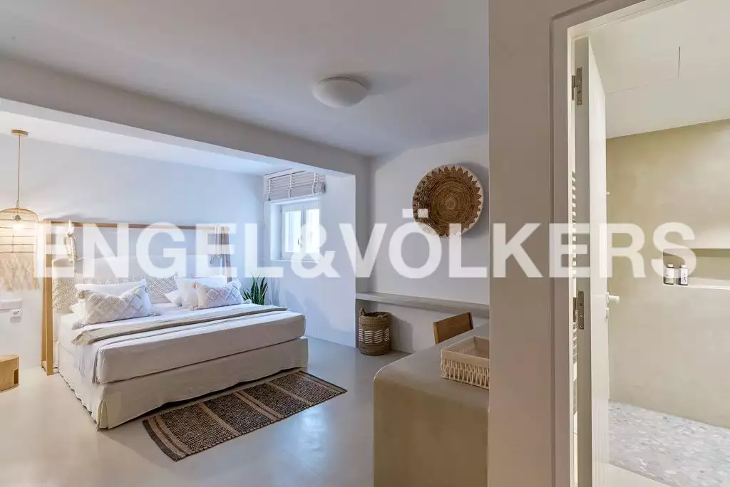 Secluded villa overlooking the golden beach of Paros in Greece