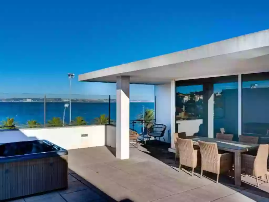 4-storey villa with sea views in the quietest neighborhood of Lisbon - Alto da Barra.