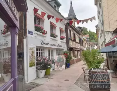 Colorful 4-room apartment in La Bouille, France