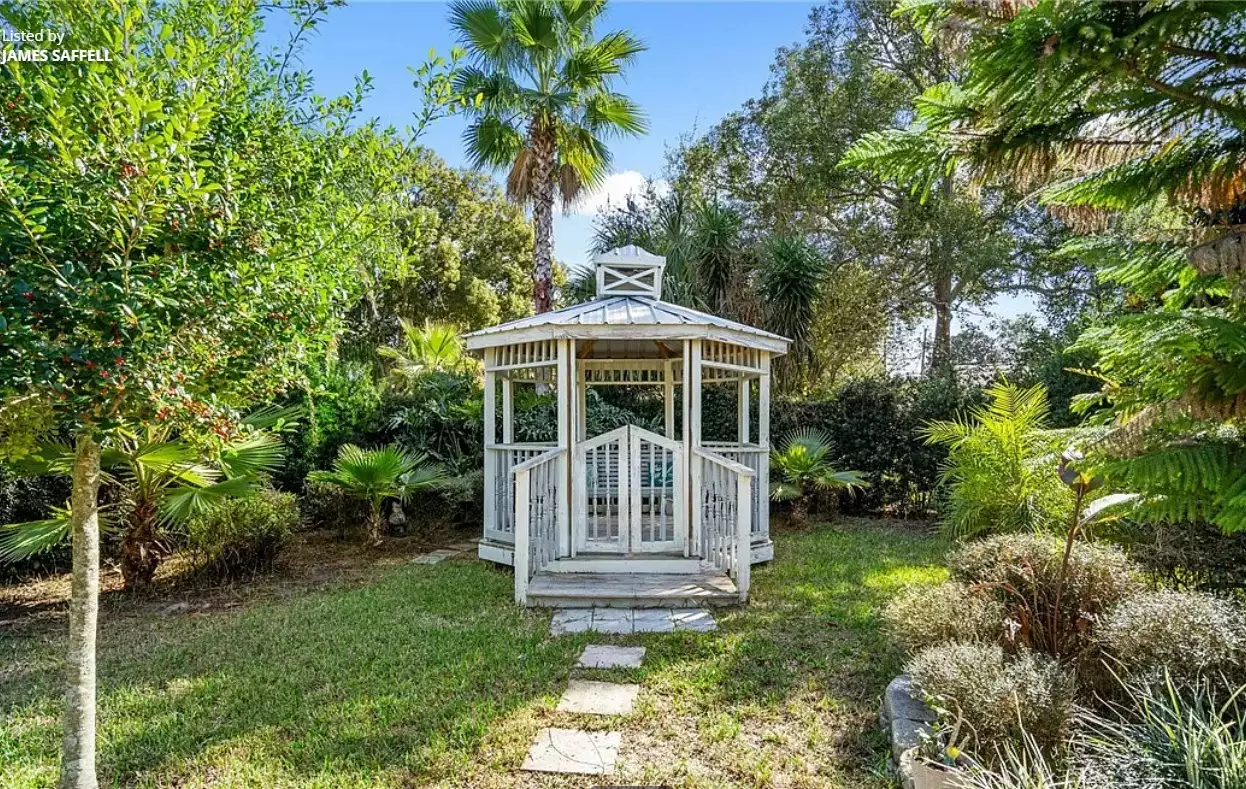 Aristocratic house with private garden and swimming pool in Florida, USA