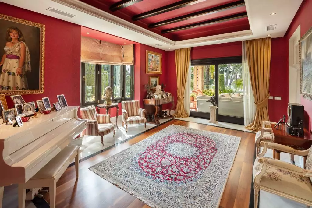 If you dream, this is the only way! Luxury beachfront villa in Marbella, Spain