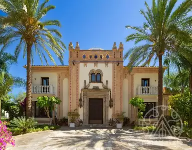 If you dream, this is the only way! Luxury beachfront villa in Marbella, Spain