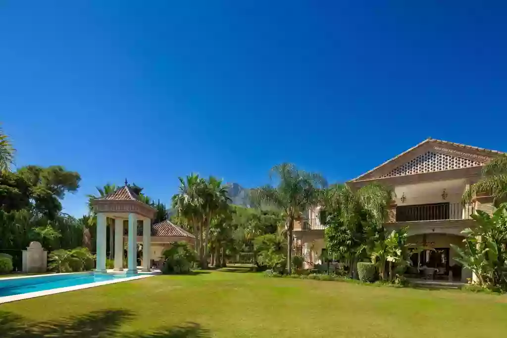 If you dream, this is the only way! Luxury beachfront villa in Marbella, Spain