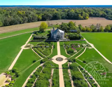 Mukwonago mansion for sale with luxurious palace-style decoration - summary option.