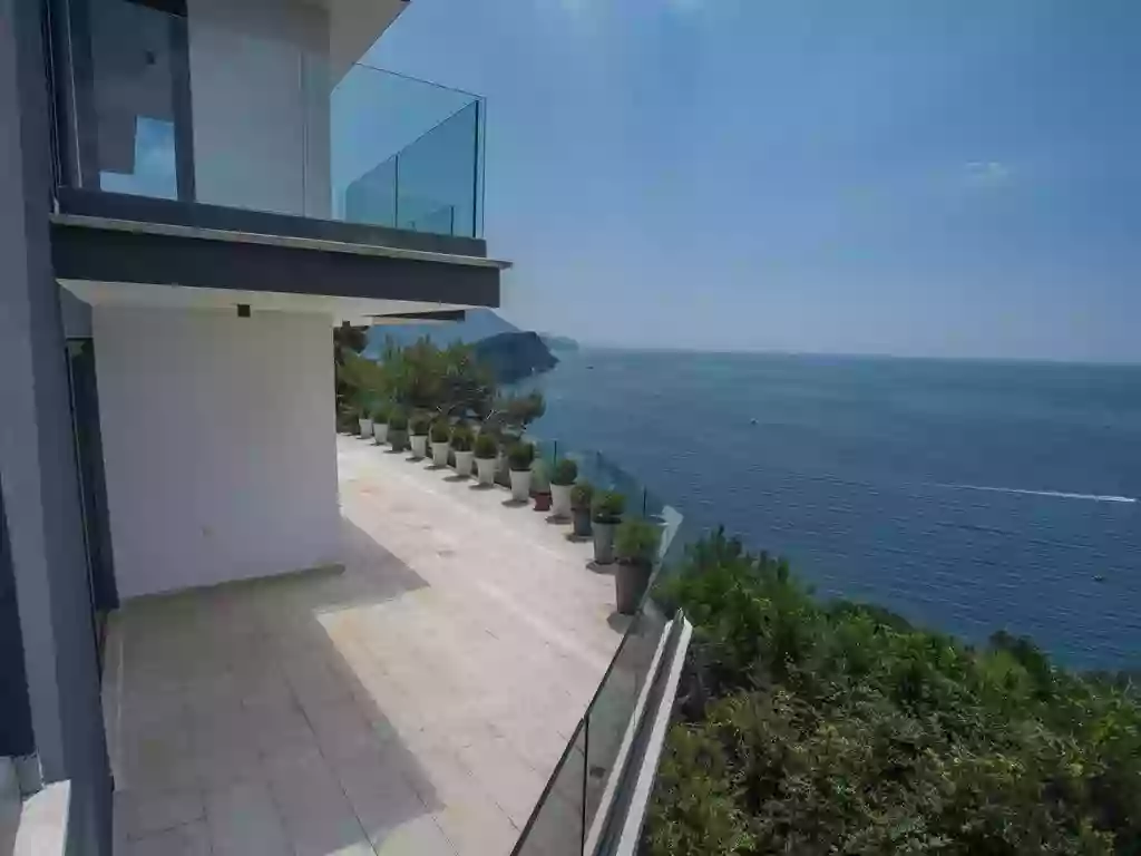 Курортная недвижимость в Черногории - 3 элитные виллы на берегу моря