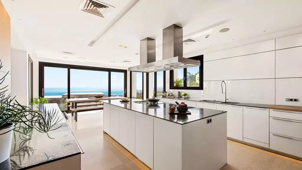 Dreaming of a home in Spain? Overview of a villa in an area with a high quality of life