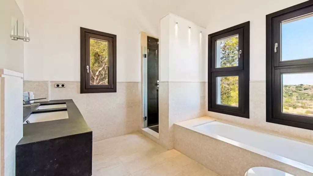 Dreaming of a home in Spain? Overview of a villa in an area with a high quality of life