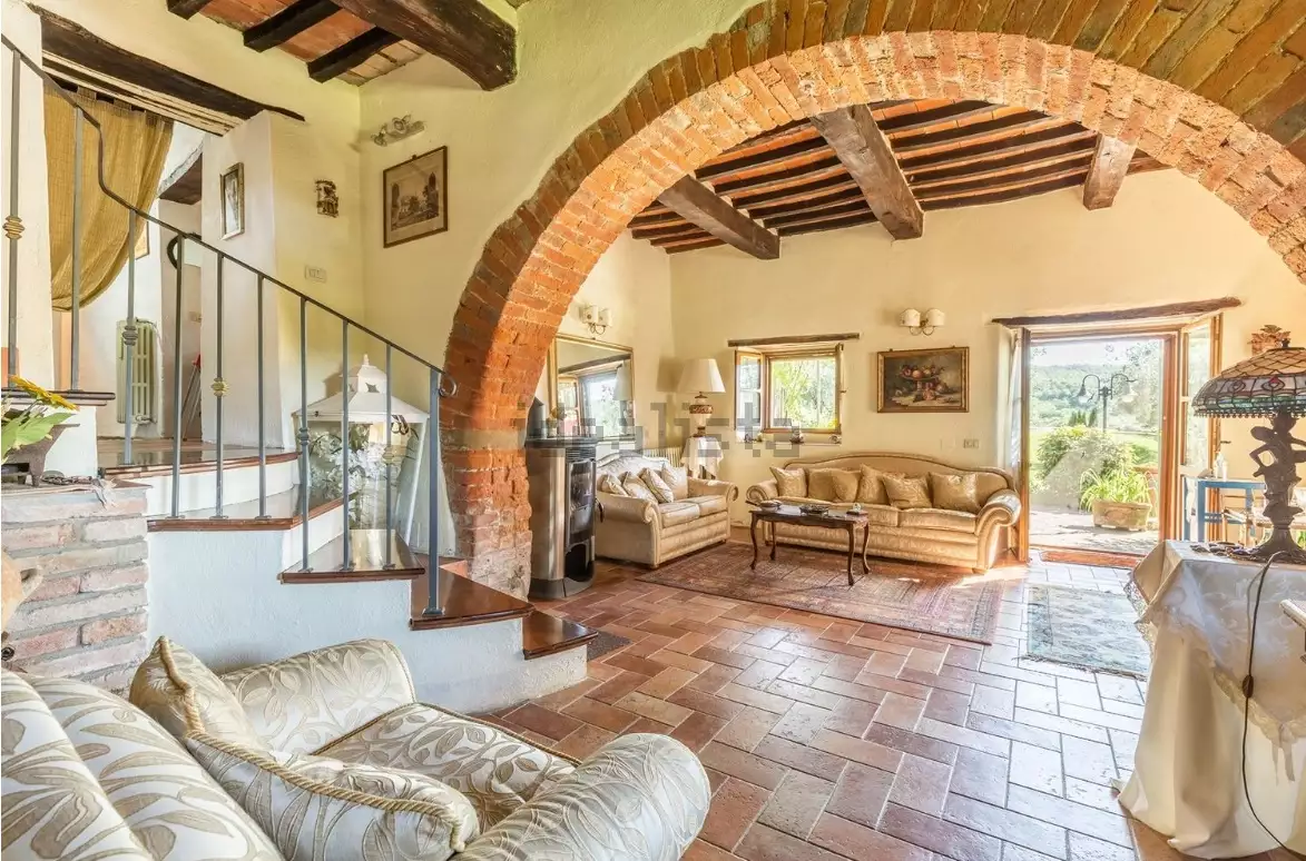 Two-storey farmhouse with garden for sale in the province of Italy