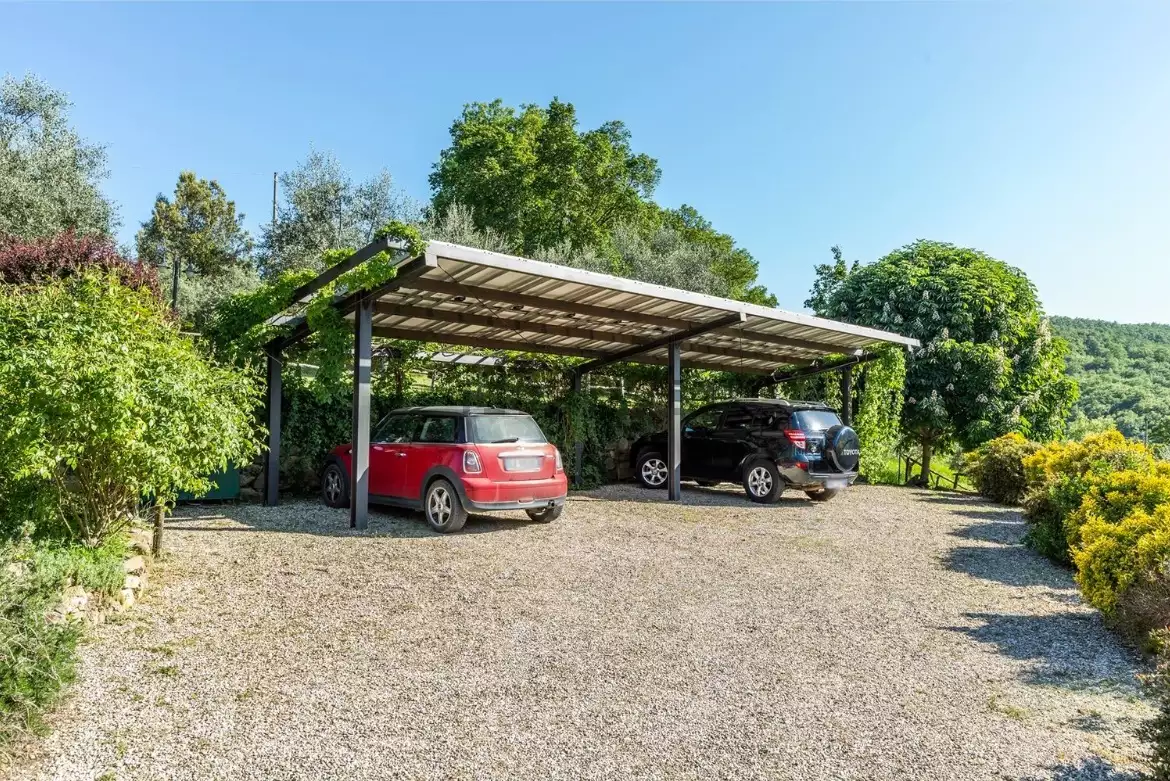 Two-storey farmhouse with garden for sale in the province of Italy