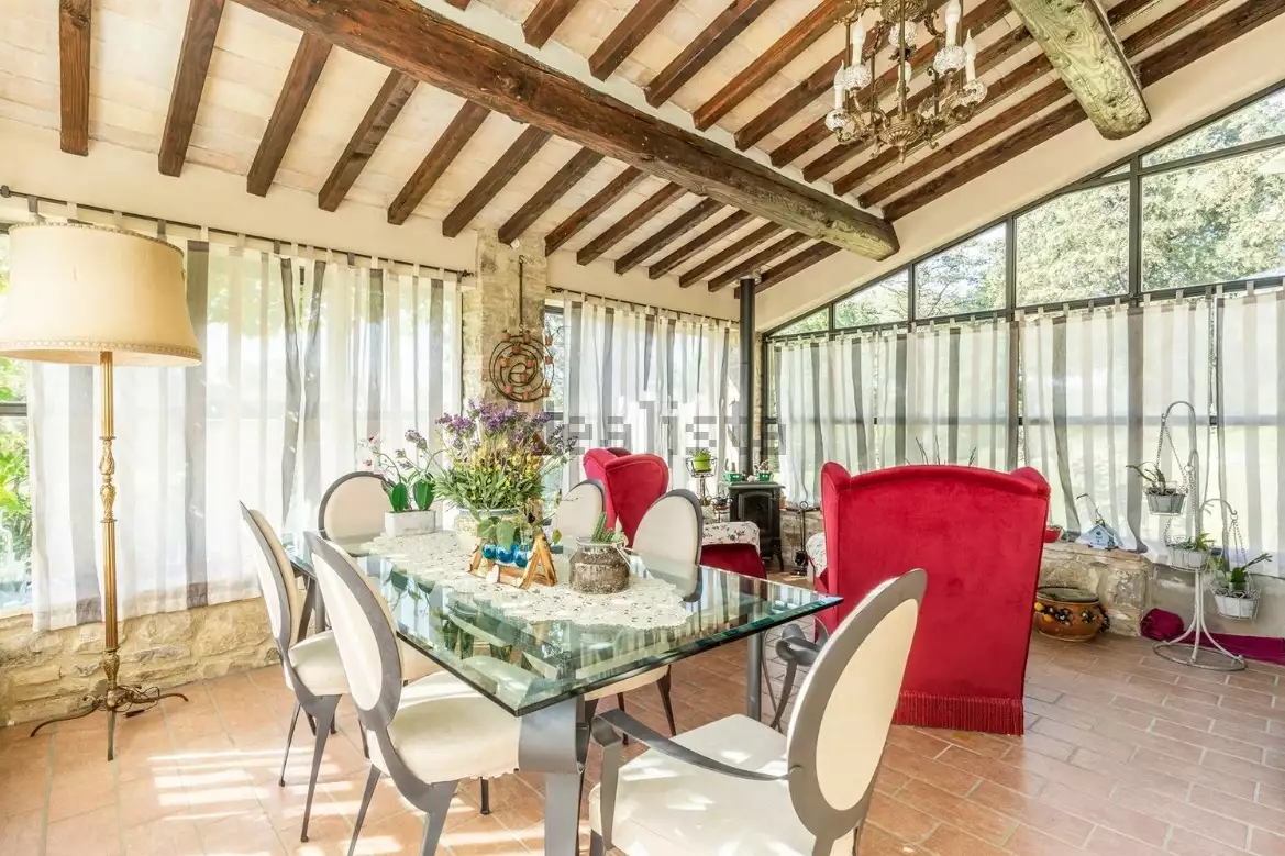 Two-storey farmhouse with garden for sale in the province of Italy