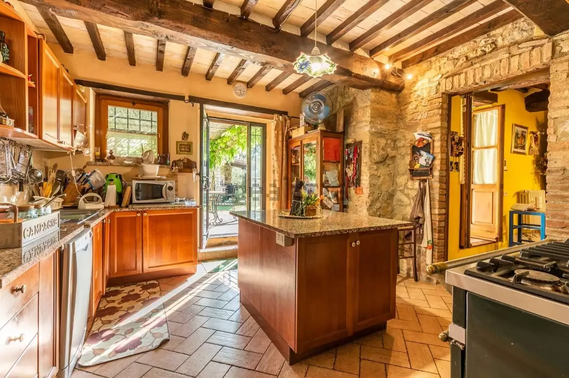 Two-storey farmhouse with garden for sale in the province of Italy