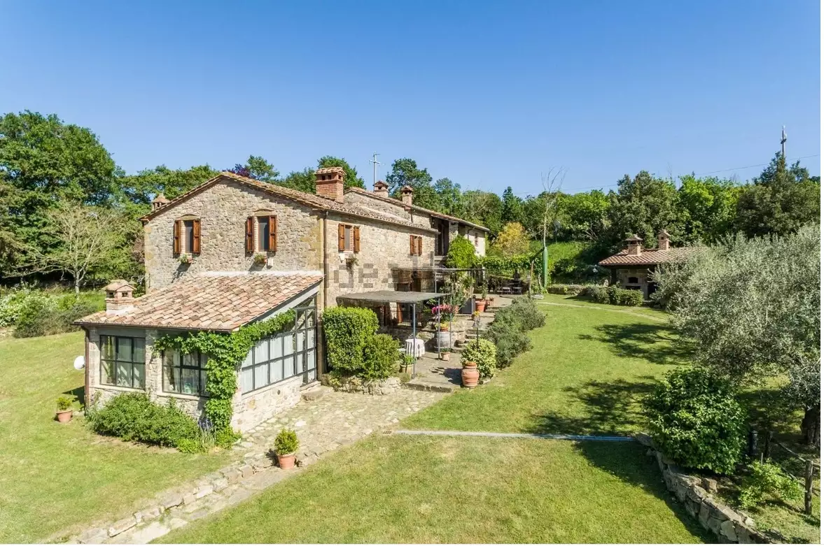 Two-storey farmhouse with garden for sale in the province of Italy
