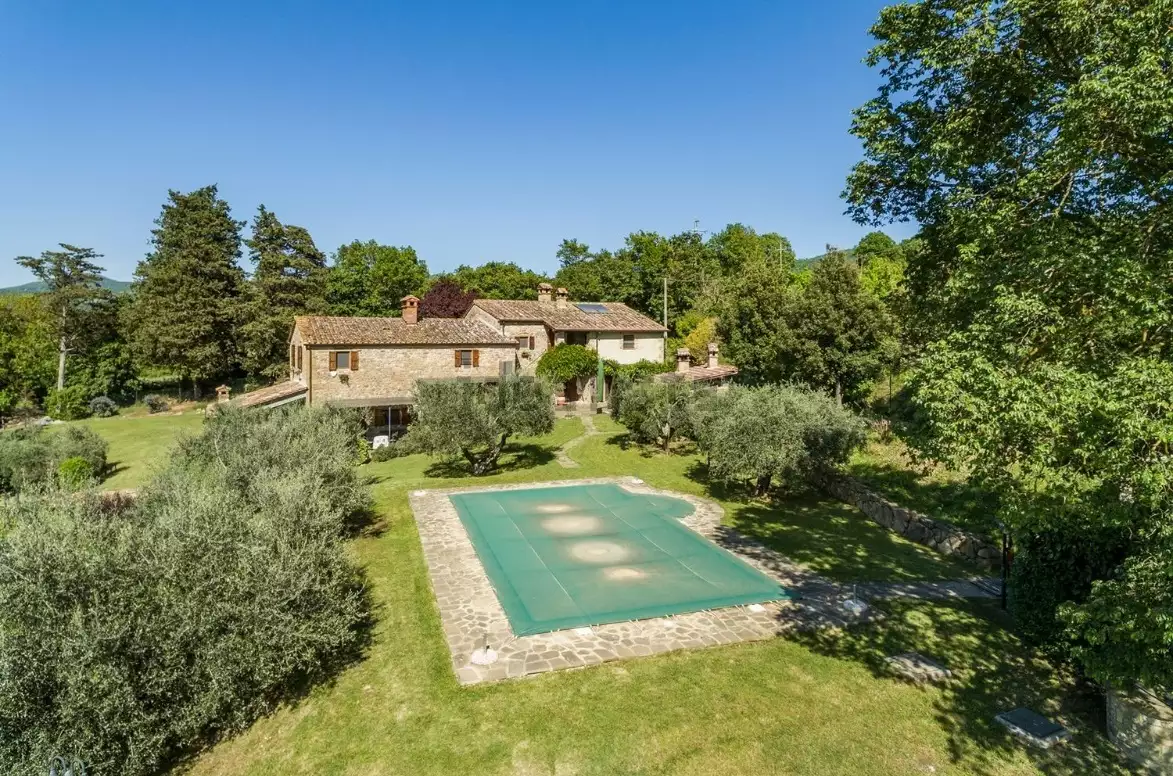 Two-storey farmhouse with garden for sale in the province of Italy