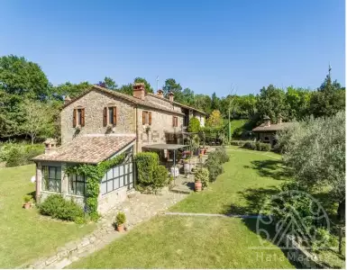 Two-storey farmhouse with garden for sale in the province of Italy