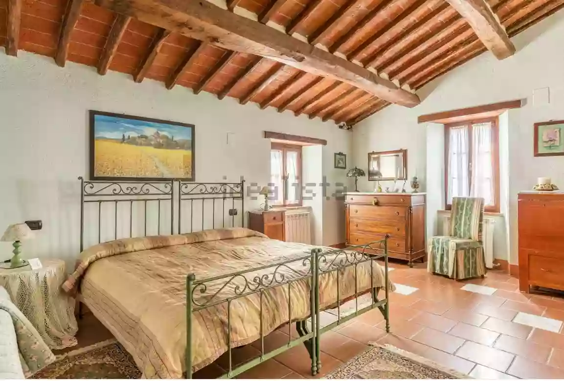 Two-storey farmhouse with garden for sale in the province of Italy