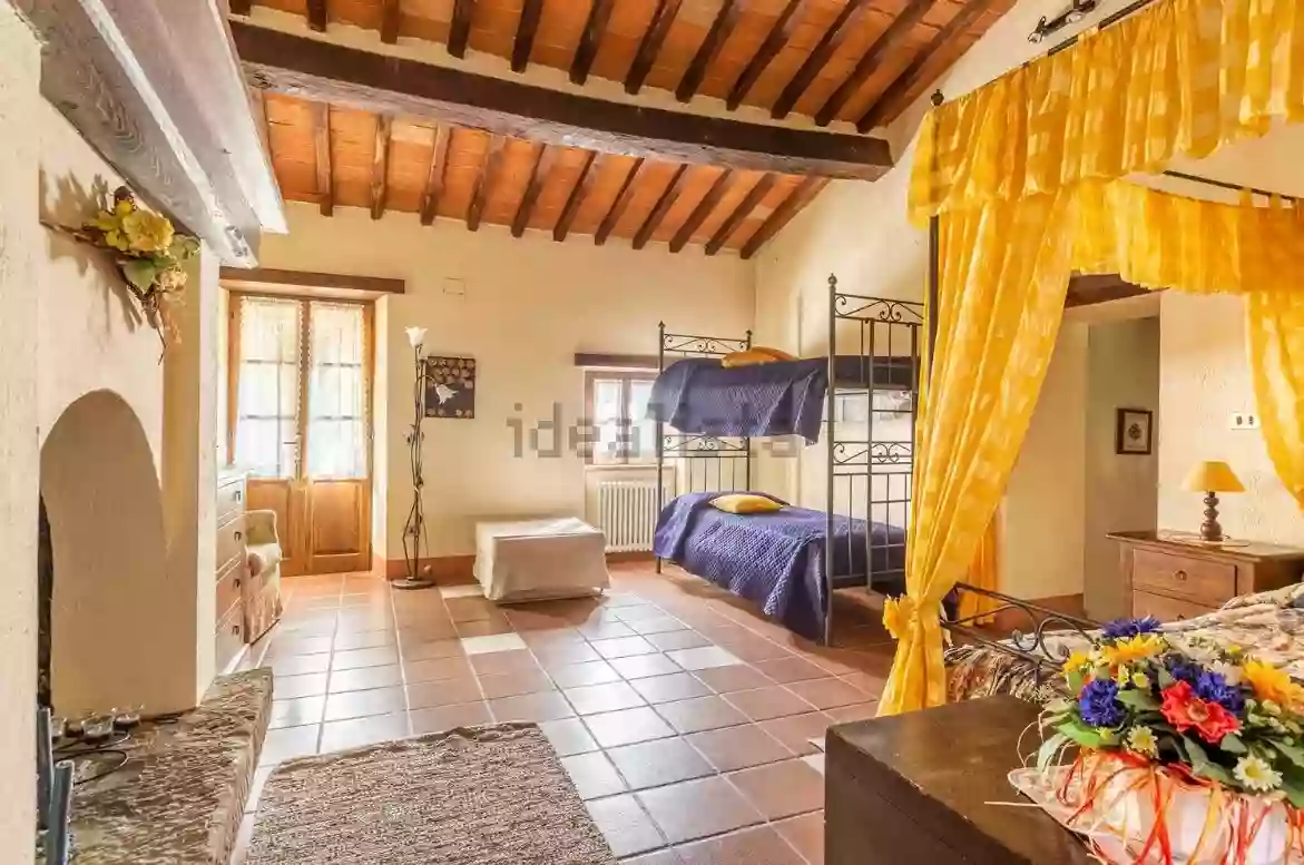 Two-storey farmhouse with garden for sale in the province of Italy