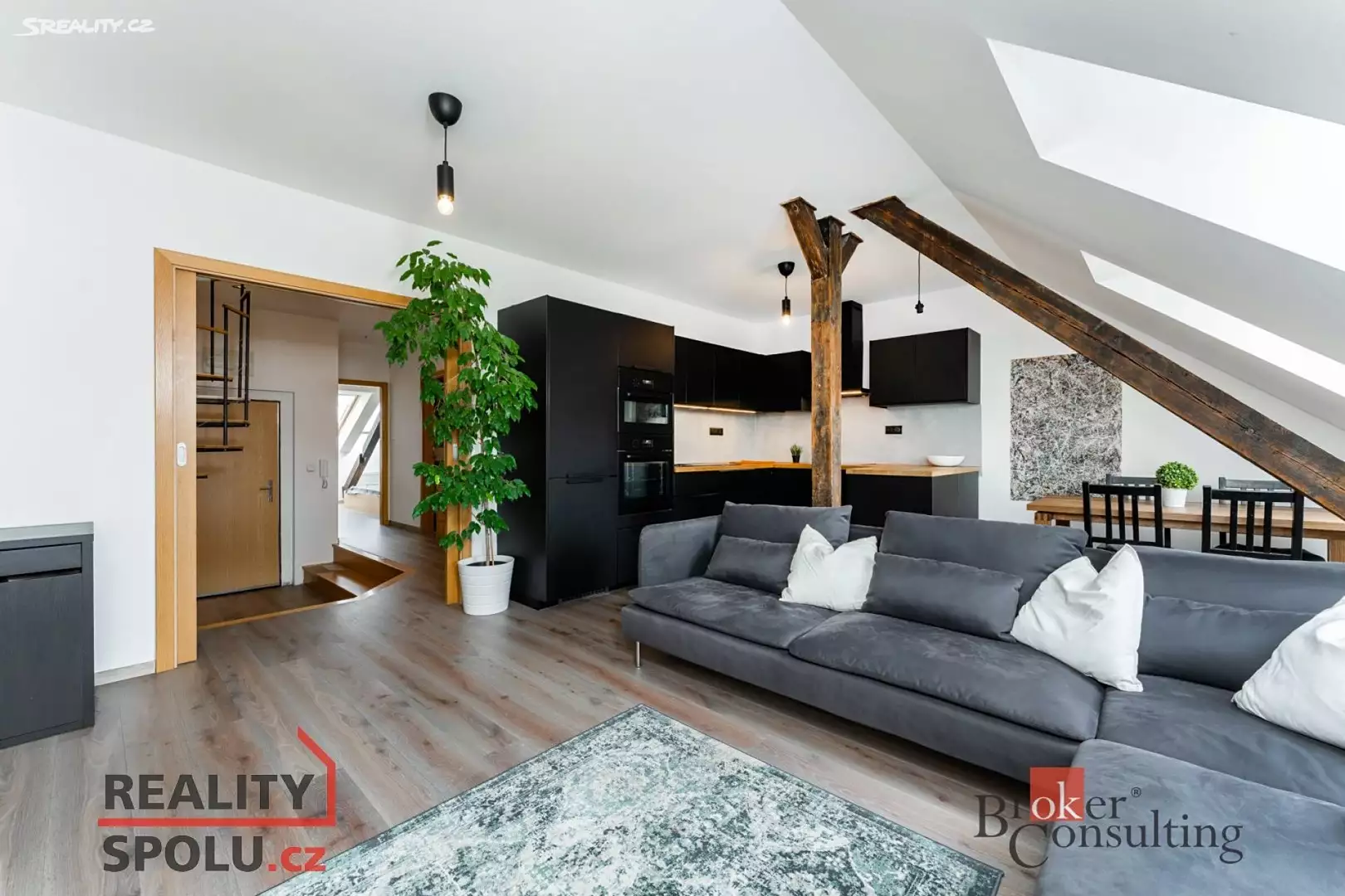 The most comfortable neighborhood for living in the Czech Republic - Vinohrady. Apartment review 93m2