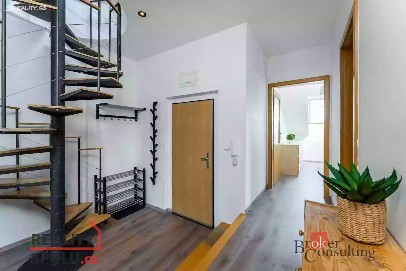 The most comfortable neighborhood for living in the Czech Republic - Vinohrady. Apartment review 93m2