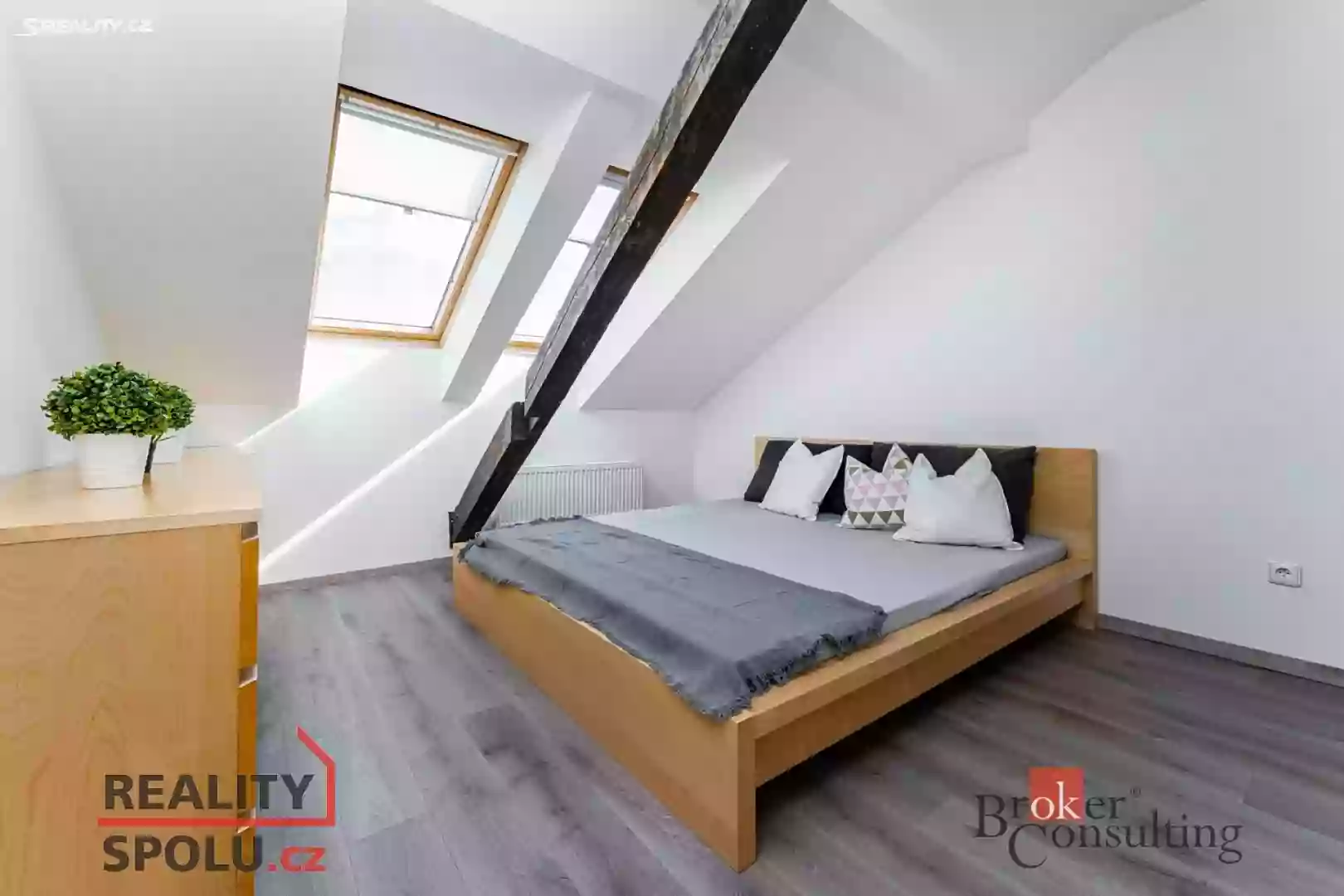 The most comfortable neighborhood for living in the Czech Republic - Vinohrady. Apartment review 93m2