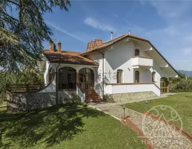 Italy, Arezzo: for sale three-storey villa with garden