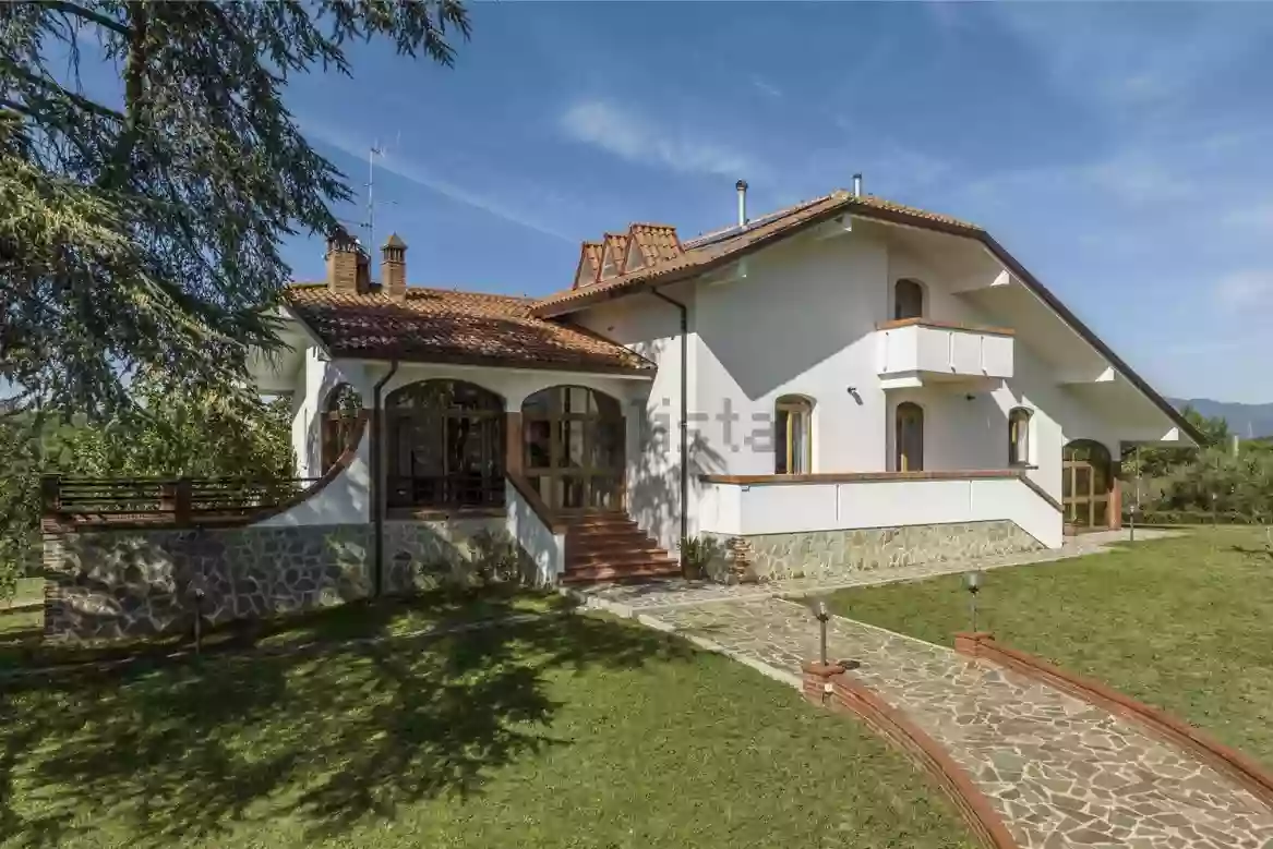 Italy, Arezzo: for sale three-storey villa with garden