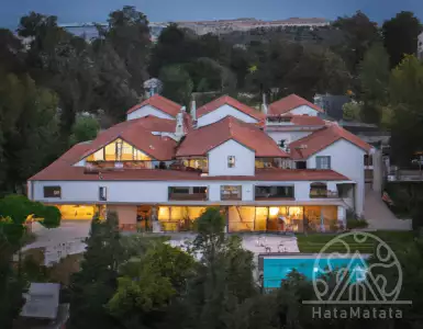 The French Mantle lists its mansion in Los Angeles.