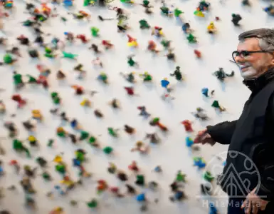 Juan Henoves' property in the Opera Gallery.