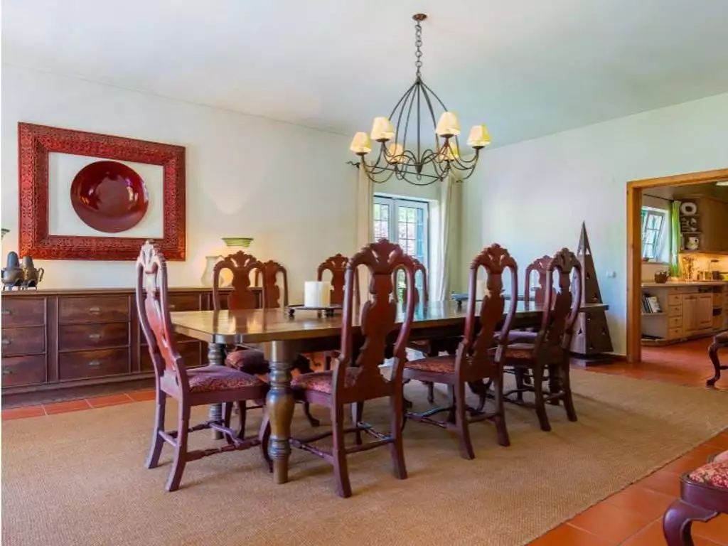 Overview of a 6-bedroom villa in a popular resort in Portugal