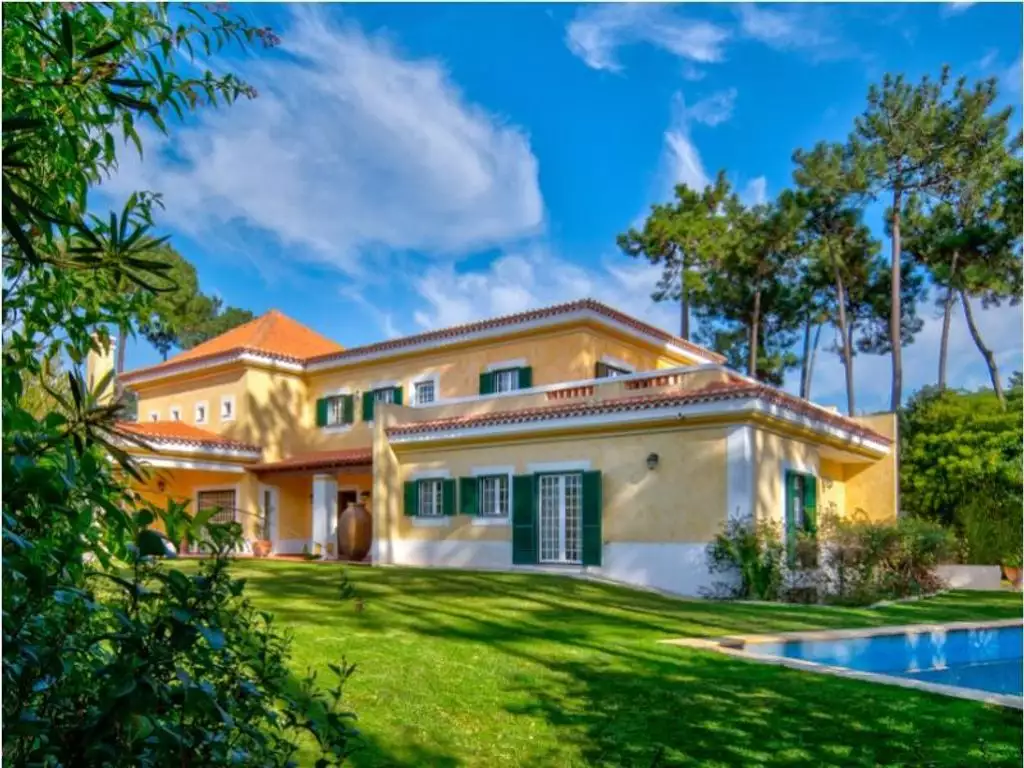 Overview of a 6-bedroom villa in a popular resort in Portugal