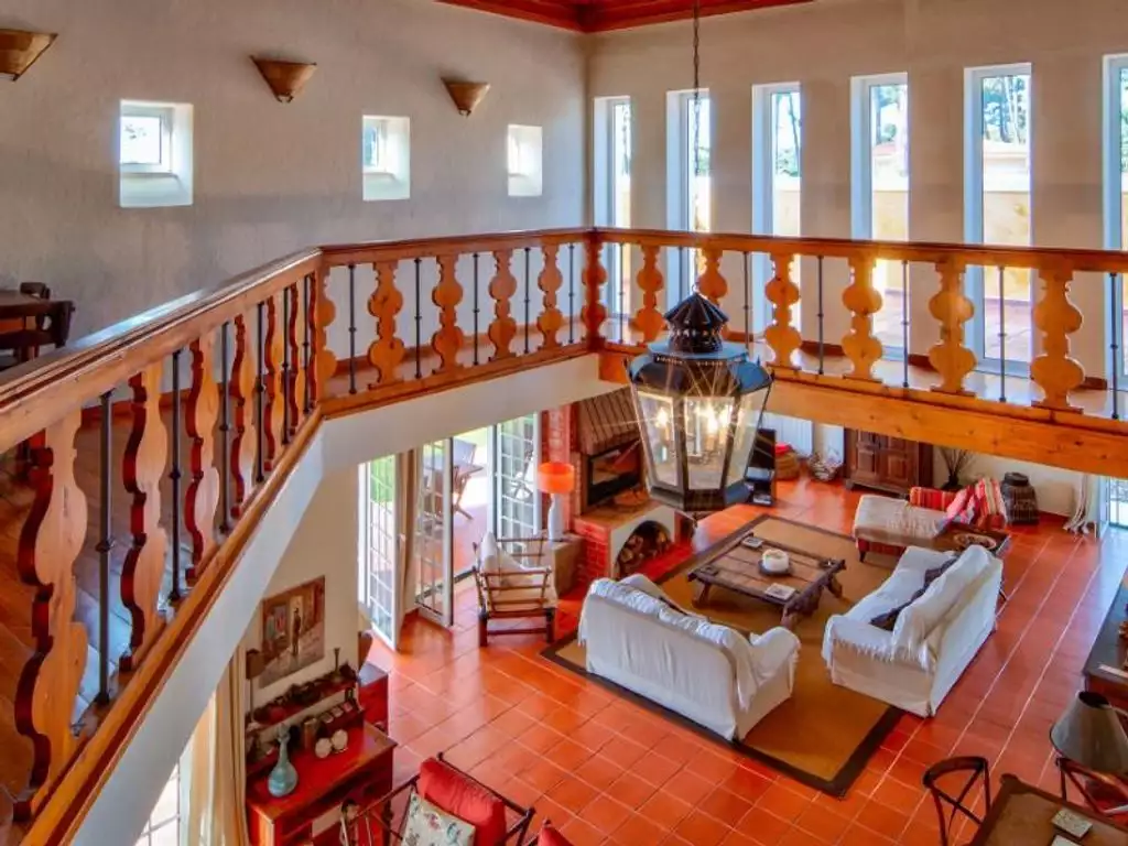 Overview of a 6-bedroom villa in a popular resort in Portugal