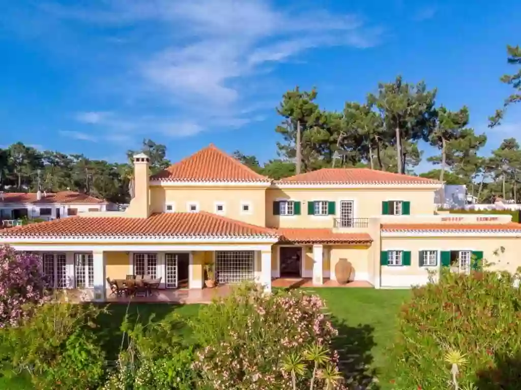 Overview of a 6-bedroom villa in a popular resort in Portugal
