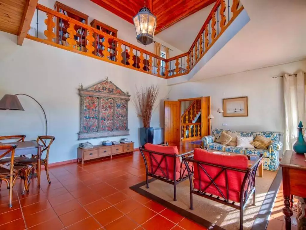 Overview of a 6-bedroom villa in a popular resort in Portugal