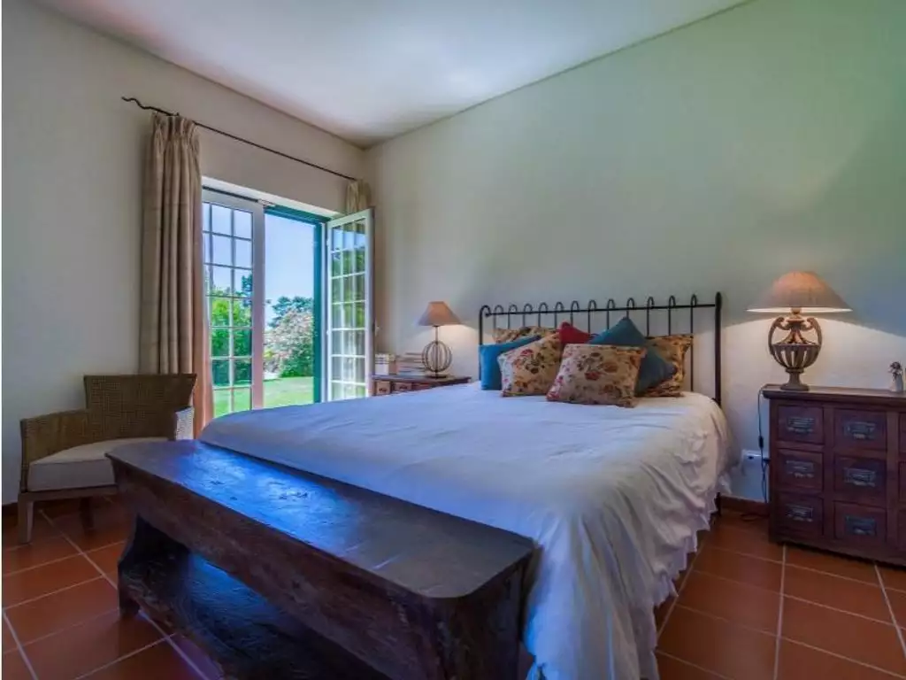 Overview of a 6-bedroom villa in a popular resort in Portugal