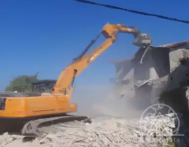 Ready bulldozers on the waterfront in Carini to demolish 6 illegal buildings