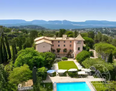 The former Kennedy family's French Riviera villa went on sale for $35 million.