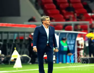 Michelle arrives in Saudi Arabia and signs a contract with Al Qadsiya.