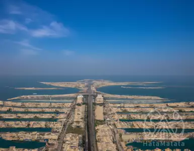 Dubai's luxury real estate market grows as global economy slows.