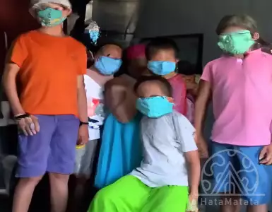 Woman and her grandchildren, on the street - life on the edge: guilty company removes them for non-payment of rent.